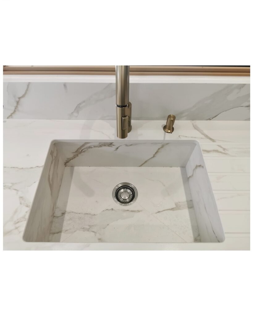 Detalle de grifo laton cepillado con fregadero fabricado con Dekton de Cosentino, en Canet en Roussillon (Francia)