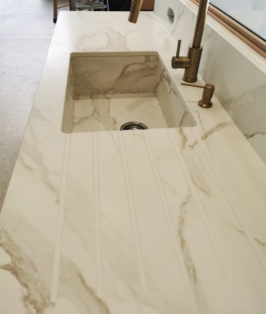 Encimera porcelánica instalada en una cocina