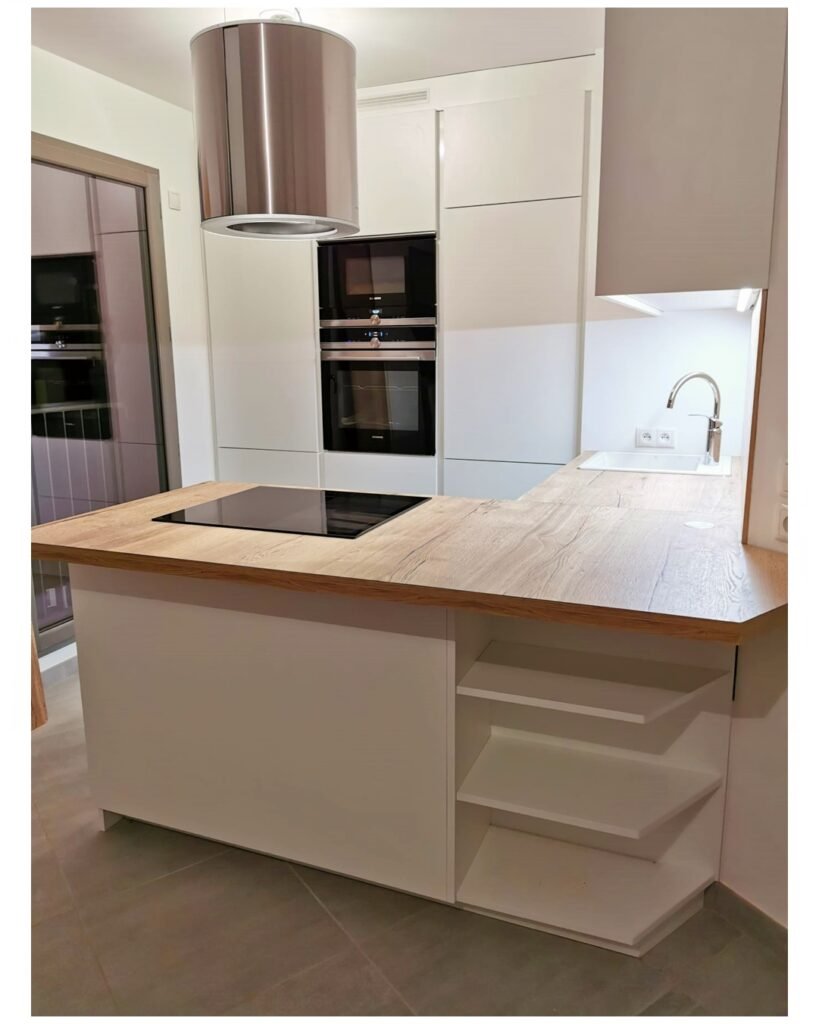 cocina blanca mate y madera
