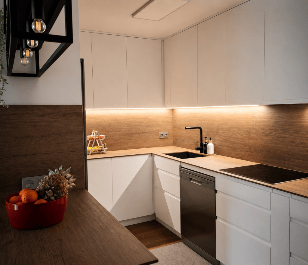 combinacion de laca blanca mate, tirador incorporado y porcelanico efecto madera