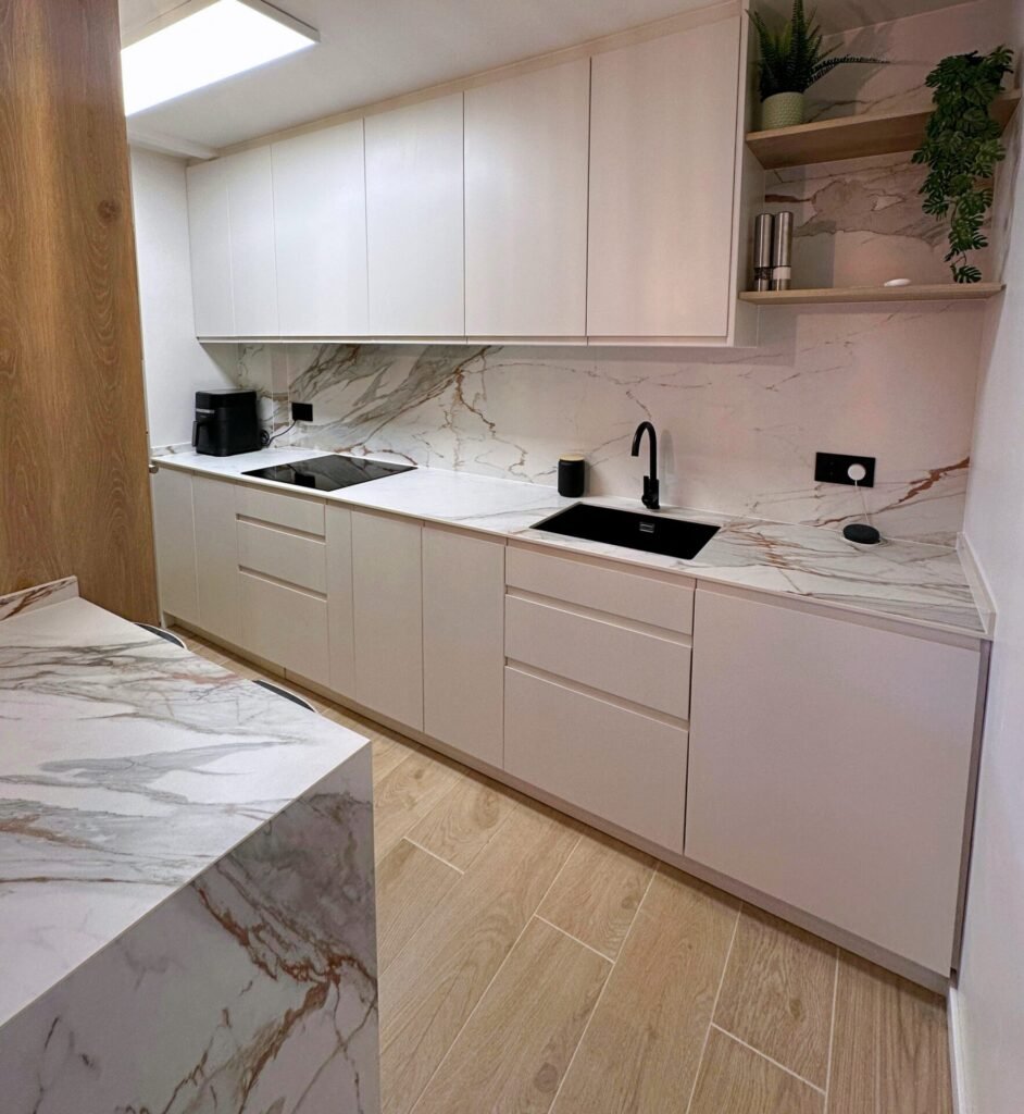 cocina en laca marfil claro, electrodomesticos integrados en cardedeu