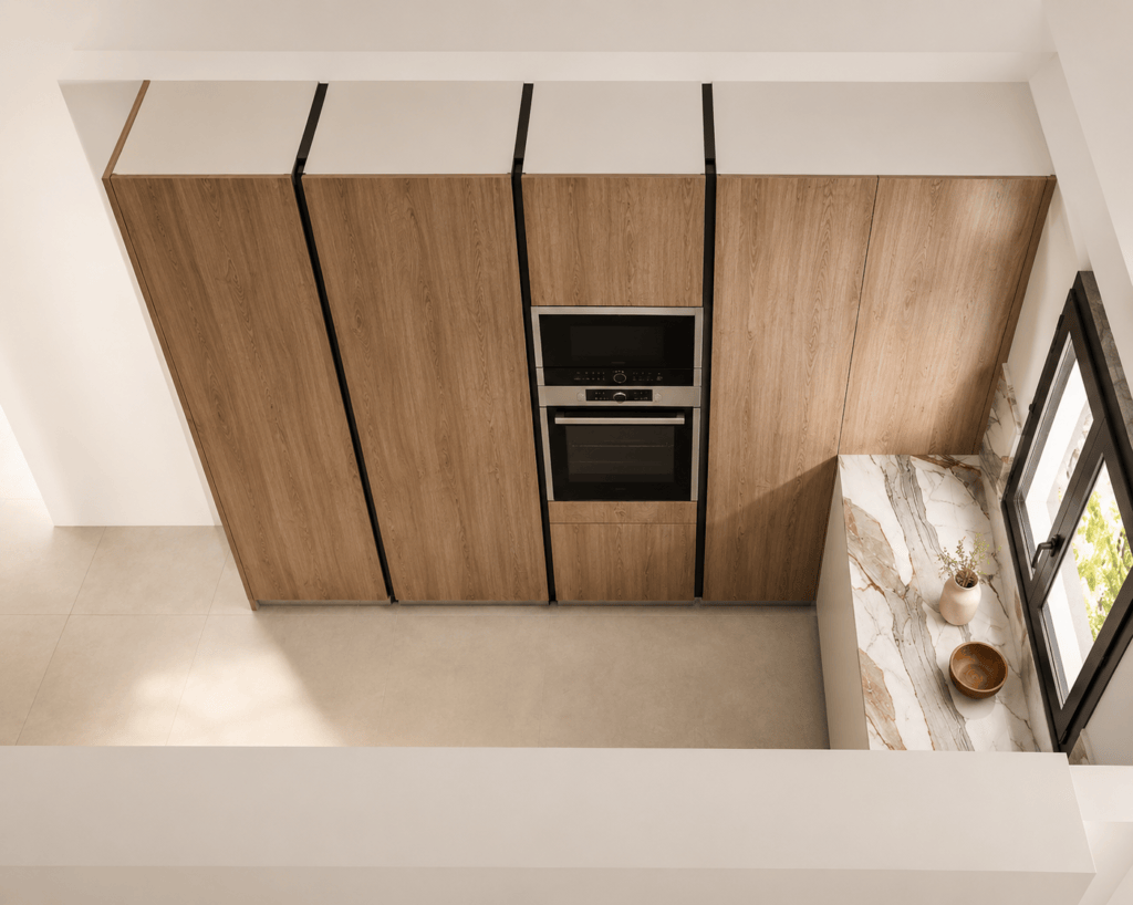 proyecto de cocina con madera, PET taupe y encimera Laminam en Sant Andreu de Llavaneres