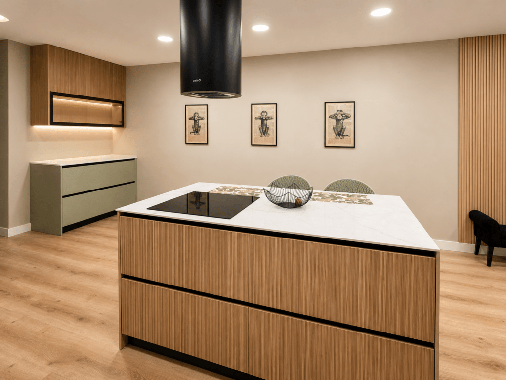 isla central con zona de cocción, combinada con muebles laca verde musgo en premia de mar