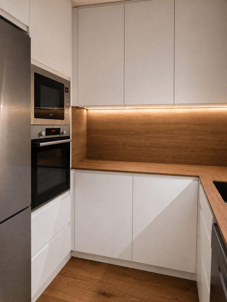 Detalle columna horno y microondas integrados dejando totalmente despejada las zona de trabajo, en Argentona