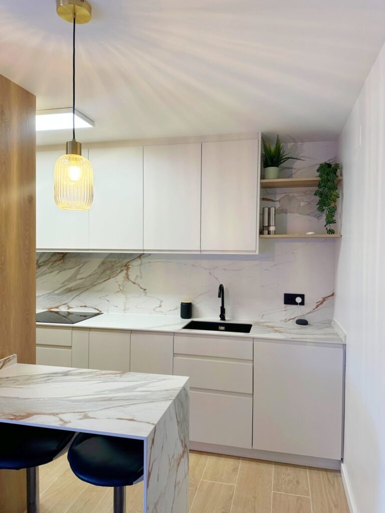 encimera, frontales y mesa fabricados con porcelanico Ascale modelo Macchia Veccia en Cardedeu